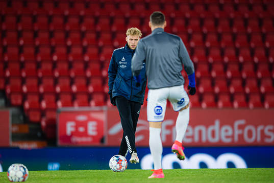 Jonathan Lindseth of Sarpsborg 08 warms up