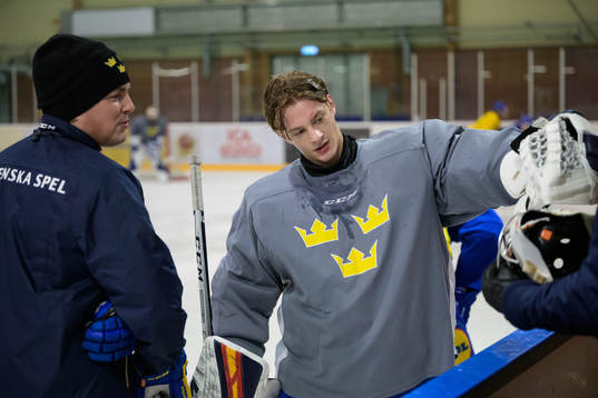 Head coach Tomas Montén and goaltender Carl Lindbom of the