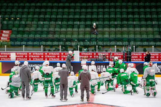 Rögles tränare Cam Abbott med spelarna
