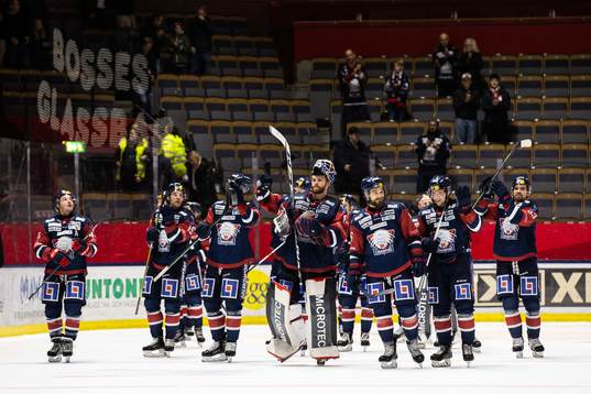 Linköpings målvakt Marcus Högberg jublar med lagkamrater