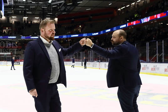 Linköpings tränare Klas Östman jublar med Gustaf Douhán
