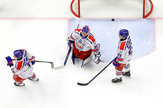 Oskarshamns målvakt Joe Cannata och Brian Cooper deppar