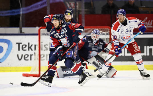 Linköpings Jesper Pettersson täcker skott