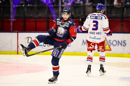 Linköpings Henrik Törnqvist jublar och Oskarshamns