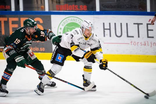 Kristianstads Amil Krupic jagar Västerås William Wikman