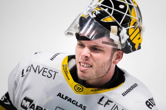 Västerås målvakt Johan Gustafsson jublar