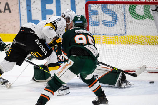 Västerås Mikael Frycklund skikckar pucken bakom
