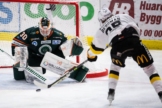 Kristianstads målvakt Olof Lindbom mot Västerås Lukas