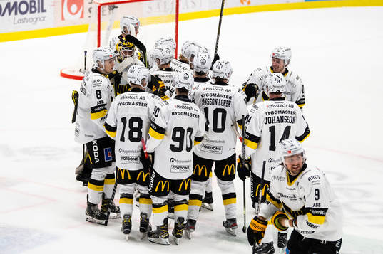 Västerås spelare jublar