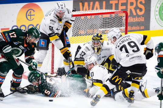 Trångt framför Västerås målvakt Johan Gustafsson