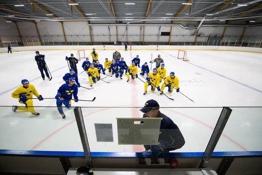Head coach Tomas Montén in front of the players and