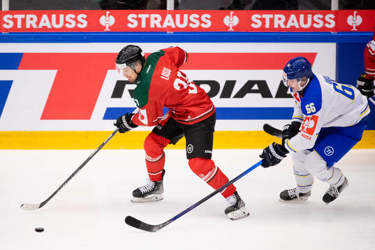 Nicklas Lasu  of Frölunda and Nils Åman of Leksand