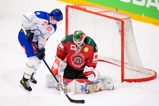 Ashton Carter of Leksand  in front of goalkeeper Matthew