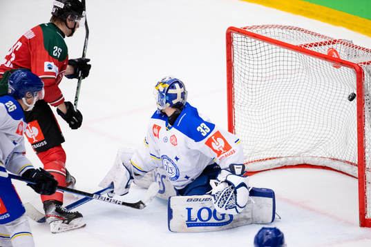 Elmer Söderblom of Frölunda scores 3-3 behind goalkeeper