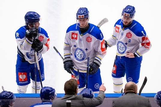 Head coach Björn Hellkvist  of Leksand  instructs his