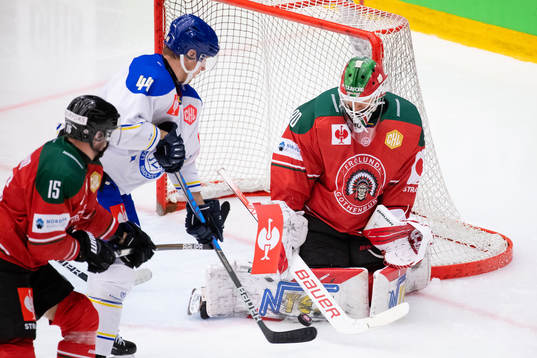 Goalkeeper Matthew Tomkins of Frölunda with a save