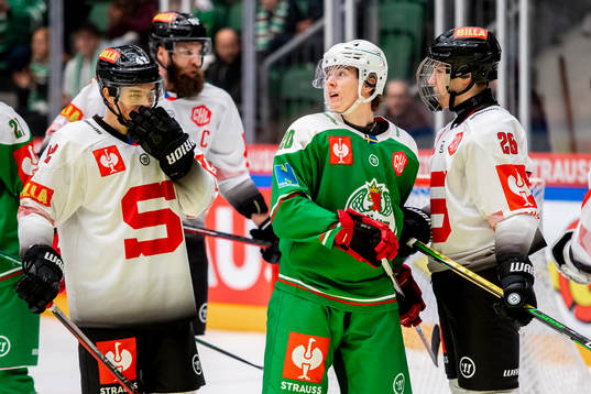 Oscar Johansson of Rögle and Mino Tomov of Sparta Prag