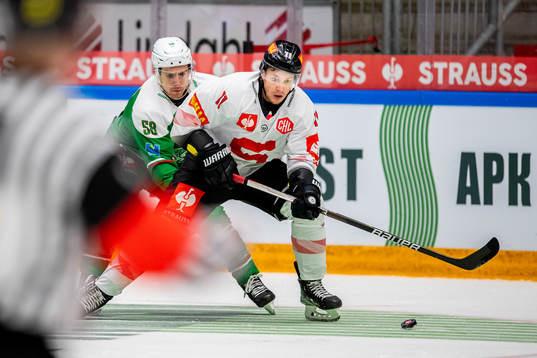 Ryan McKiernan of Rögle  and David Dvořáček of Sparta