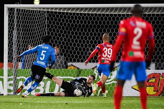 Halmstads målvakt Malkolm Nilsson Säfqvist räddar