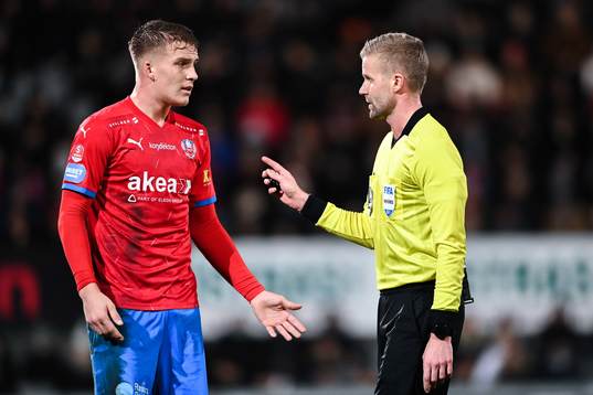 Helsingborgs Casper Widell och domare Glenn Nyberg