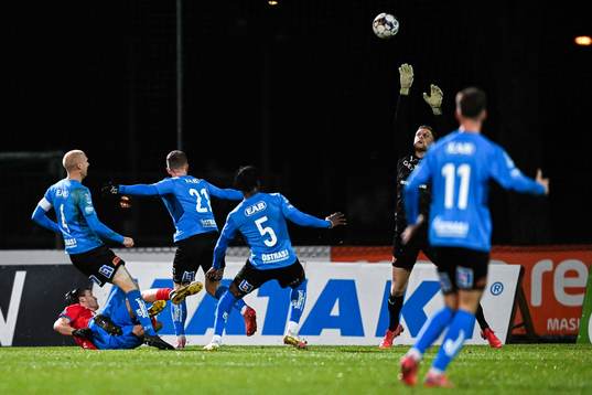 Helsingborgs Wilhelm Loeper gör 0-1 bakom Halmstads