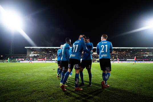 Halmstads Samuel Kroon och Amir Al-Ammari jublar