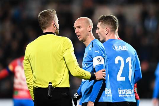 Halmstads Andreas Johansson i samtal med domare Glenn Nyberg