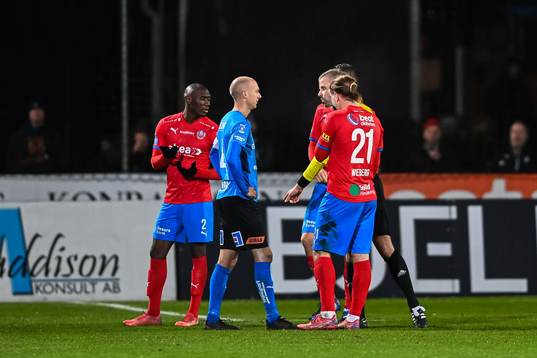 Halmstads Andreas Johansson i samtal med domare Glenn Nyberg