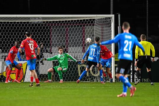 Helsingborgs målvakt Kalle Joelsson och Halmstads Samuel