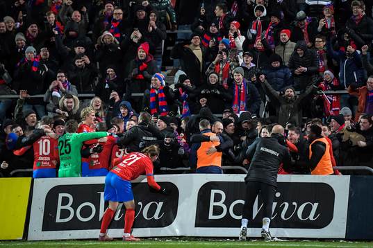 Helsingborgs spelare jublar med supportrar