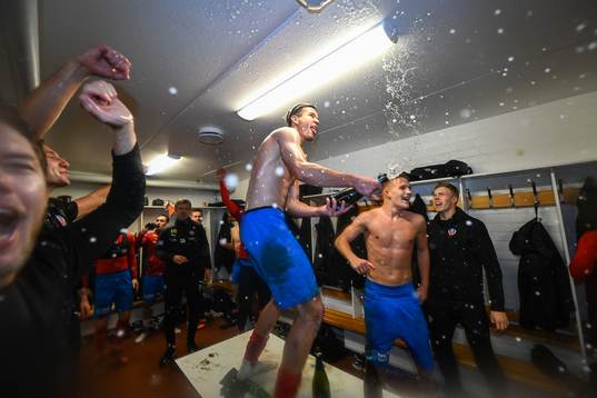 Helsingborgs Wilhelm Loeper jublar i omklädningsrummet