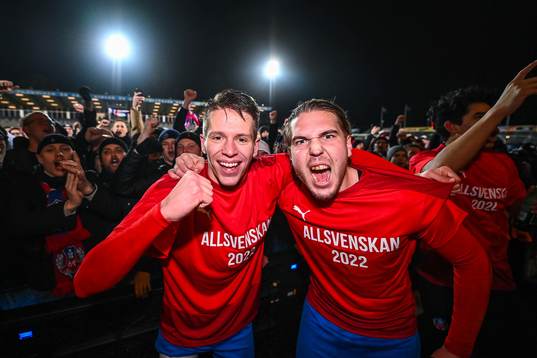 Helsingborgs Bödvar Bödvarsson och Charlie Weberg jublar