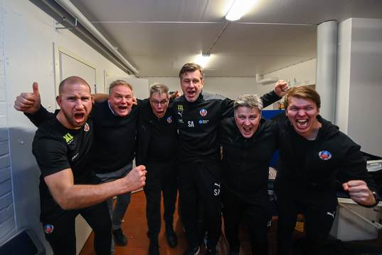 Helsingborgs tränare Jörgen Lennartsson och ledarstab