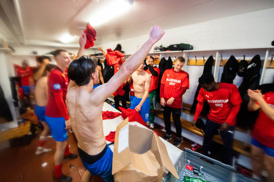 Helsingborgs spelare jublar i omklädningsrummet