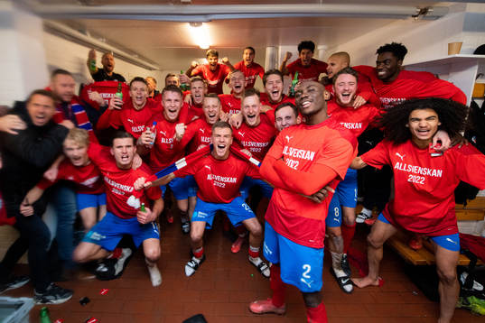 Helsingborgs spelare jublar i omklädningsrummet
