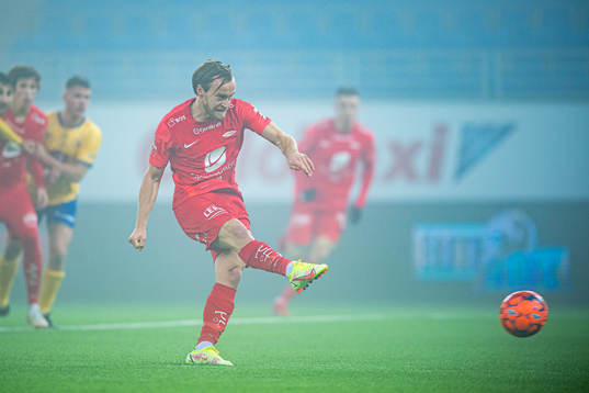Bård Finne of Brann misses a chance to score
