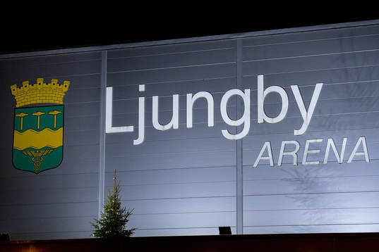 Exteriör vy på Ljungby arena före ishockeymatchen i