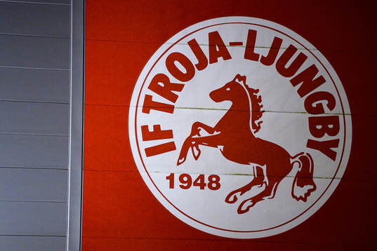 Troja/Ljungbys klubbmärke på Ljungby arena före