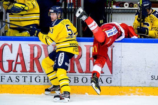 Södertäljes Lucas Nordsäter tacklar Troja/Ljungbys Eric