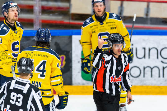 Domare Kristoffer Folkstrand teknar för videogranskning av