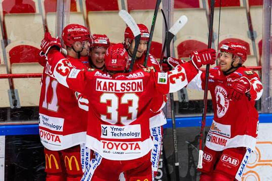 Troja-Ljungbys Eric Engstrand jublar med lagkamrater