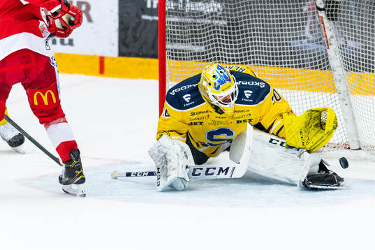 Södertäljes målvakt Fredrik Bergvik räddar