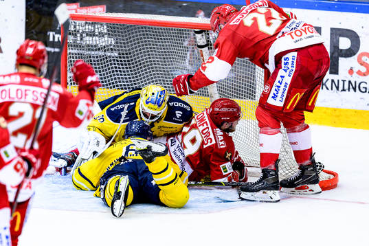 Troja/Ljungbys Victor Romfors krockar med Södertäljes