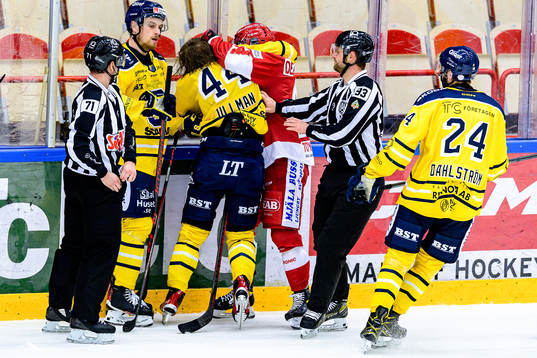 Gruff mellan Södertäljes Erik Ullman och Troja/Ljungbys