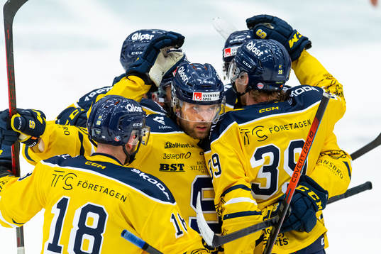 Södertäljes Erik Ullman jublar med lagkamrater