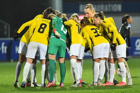 Players of Häcken, Elin RUBENSSON of Häcken and Hanna
