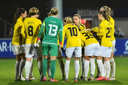 Players of Häcken, Elin RUBENSSON of Häcken and Hanna