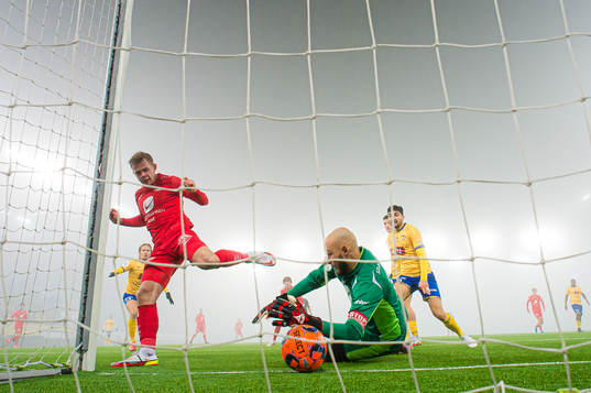 Aune Selland Heggebø of Brann scores the 1-1 goal