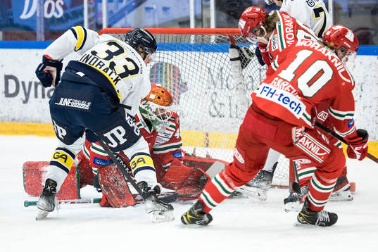 s Måns Lindbäck och Moras målvakt Andreas Ljunggren