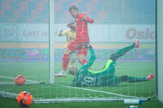 Aune Selland Heggebø of Brann scores the 1-1 goal